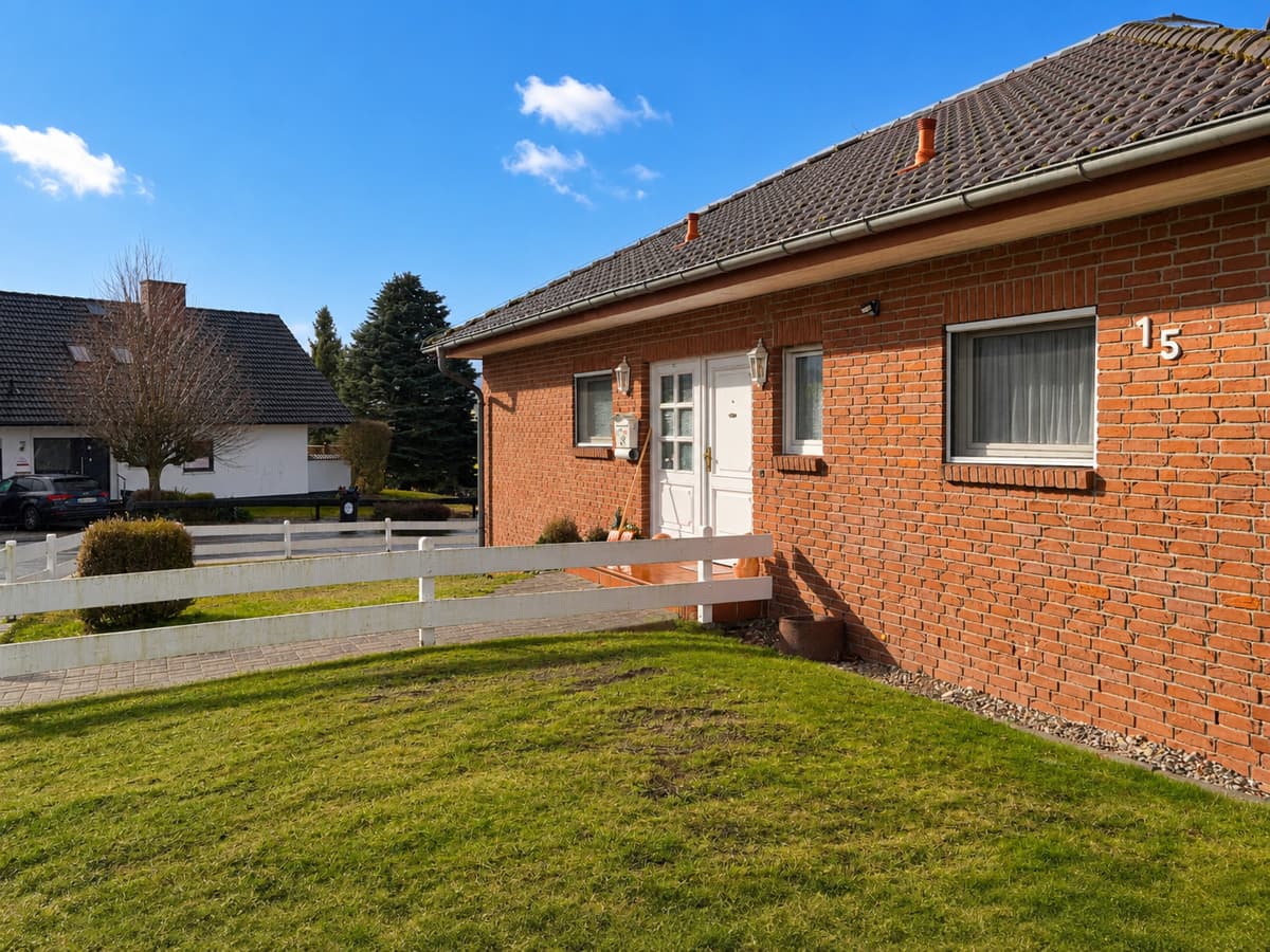 Wohnhaus Straßenansicht rechts nah