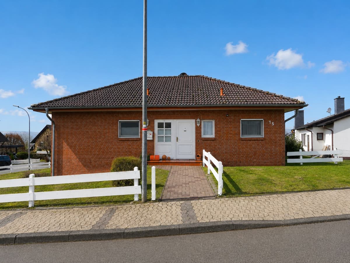 Wohnhaus Straßenansicht vorne
