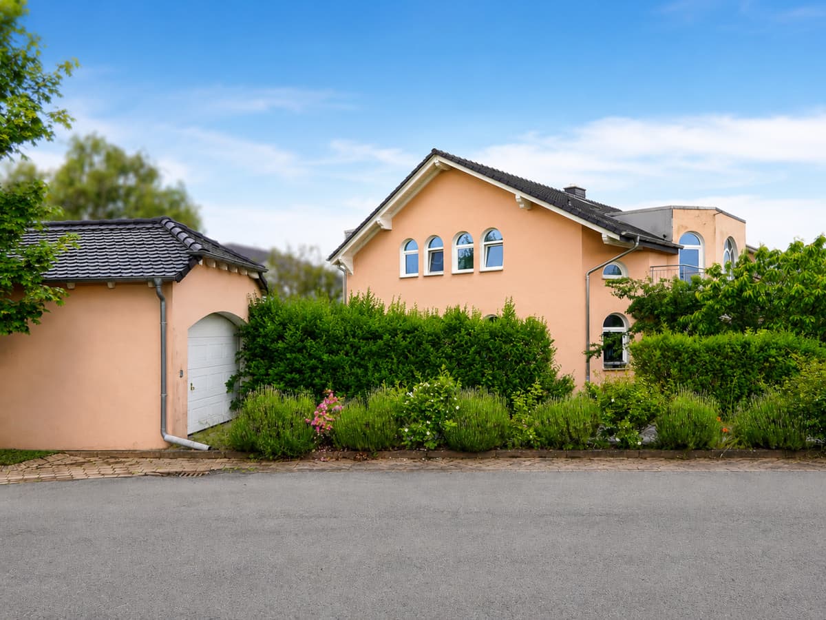 Wohngebäude mit kleine Garage