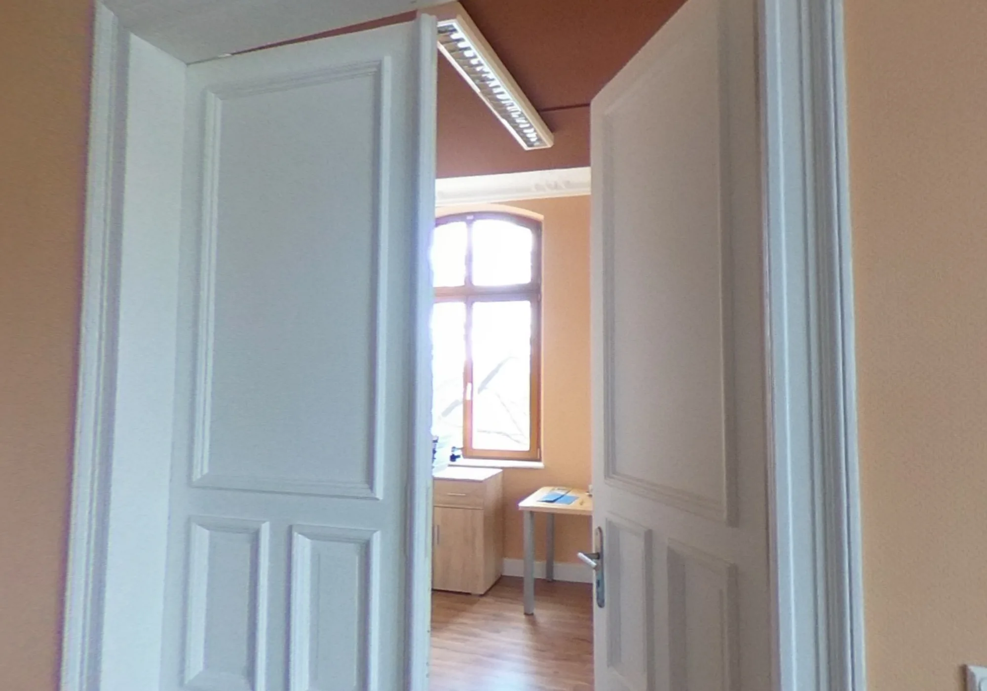 Die offene Doppeltür zum ersten Büro in der Bismarckstraße, dahinter das Fenster zur Straße