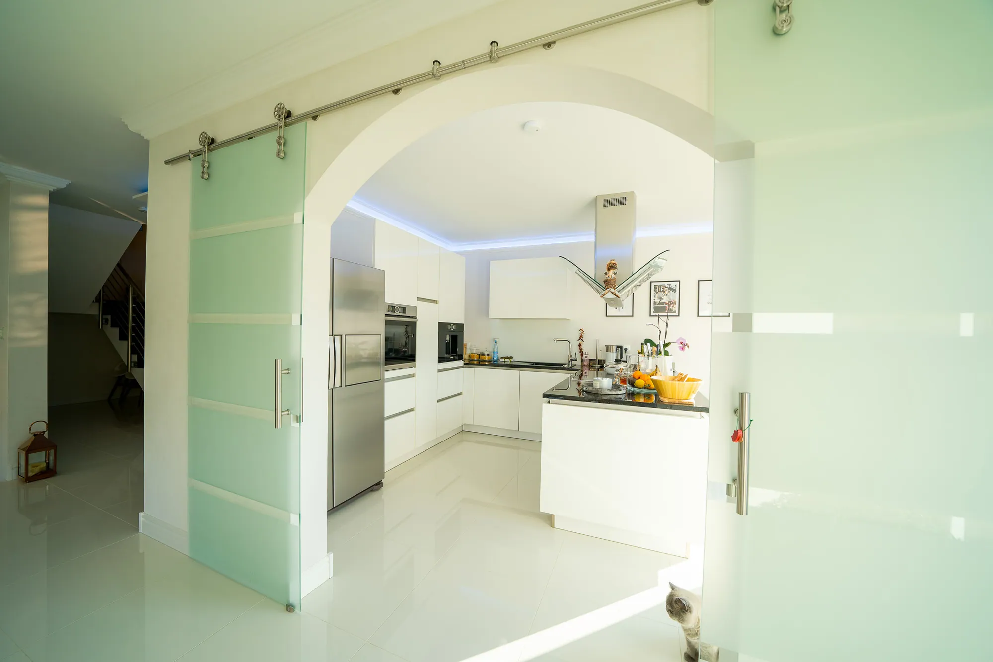 Moderne Glasfront eines verwalteten Wohnhauses