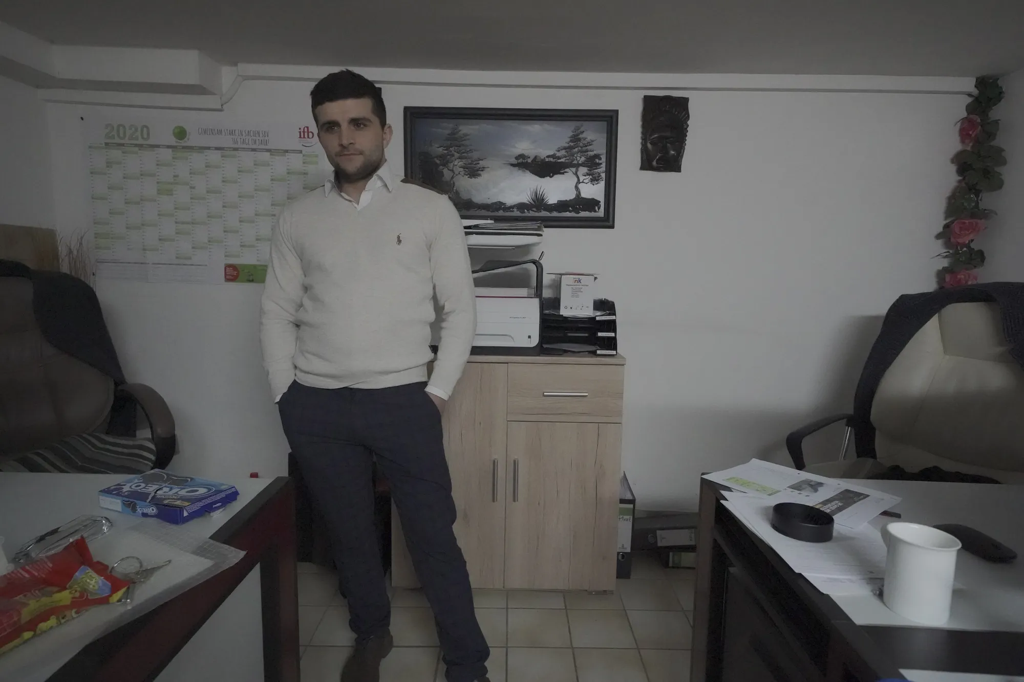 Alik im Keller, vor dem Jahresplaner 2020