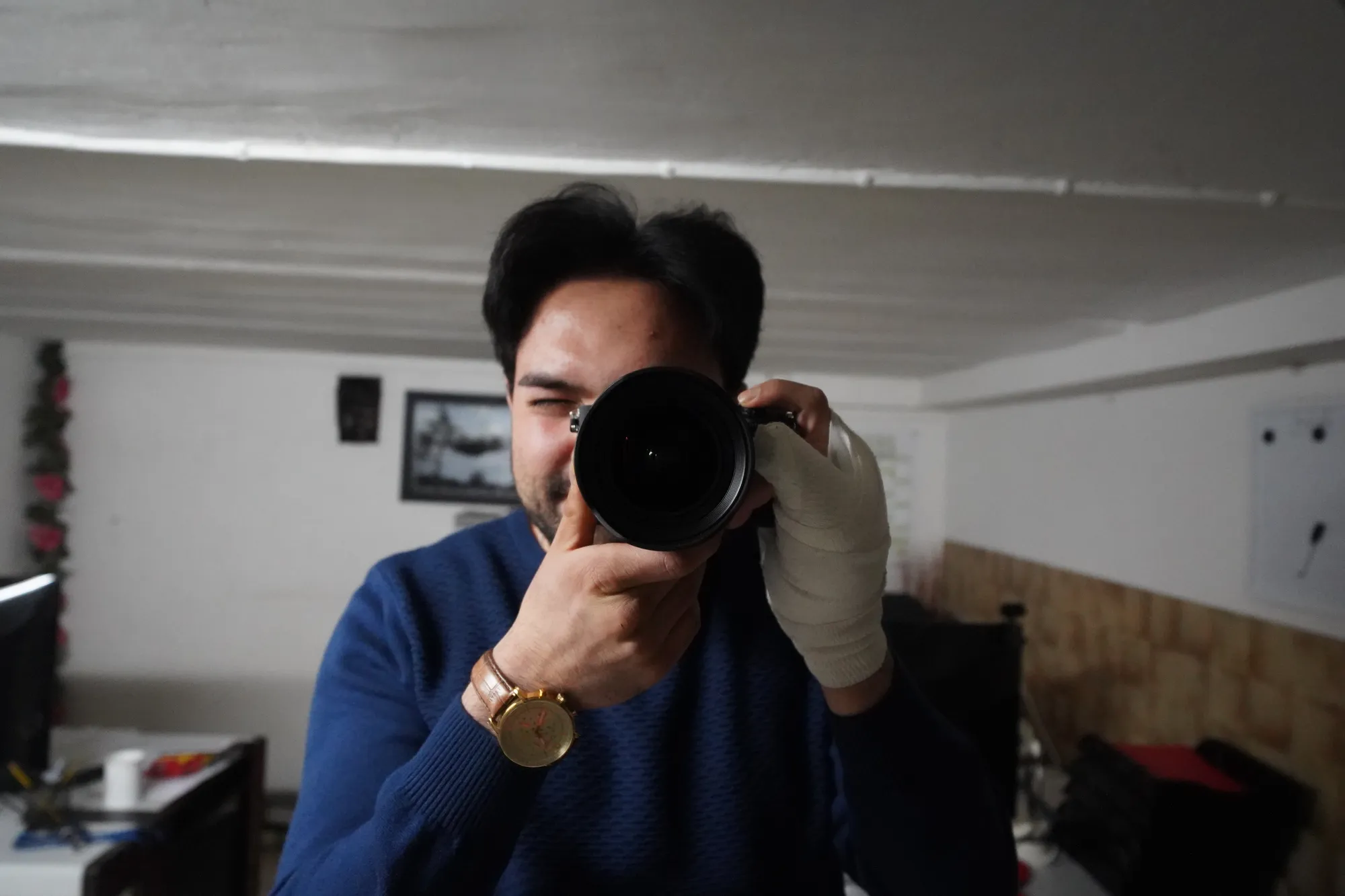 Sajad mit der Kamera im Keller, die ersten Objektfotos
