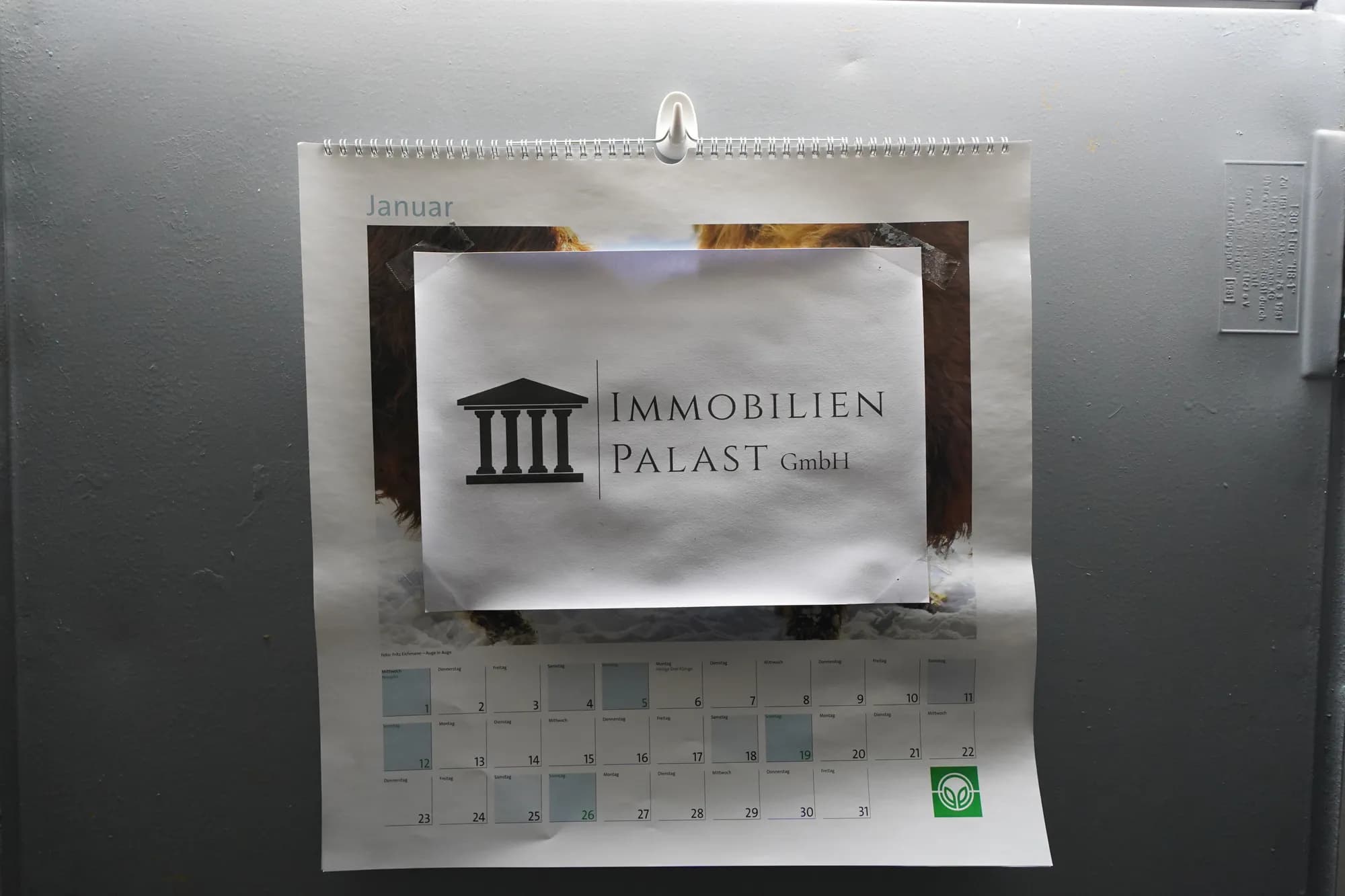 Das ausgedruckte Logo, an die Kellertür geklebt