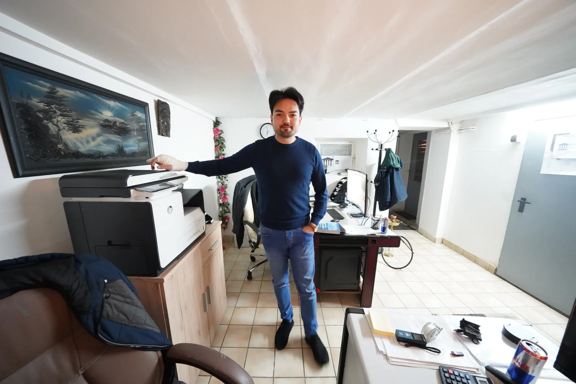 Sajad im Keller neben dem Drucker